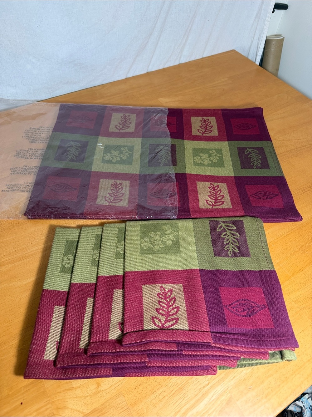 The Pampered Chef Plum and Olive Botanical Plaid Cotton Napkin/Placemat Set